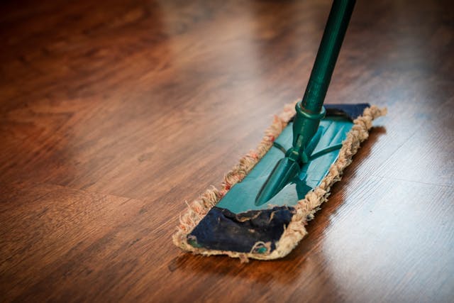 Saiba como utilizar produtos de limpeza da maneira correta